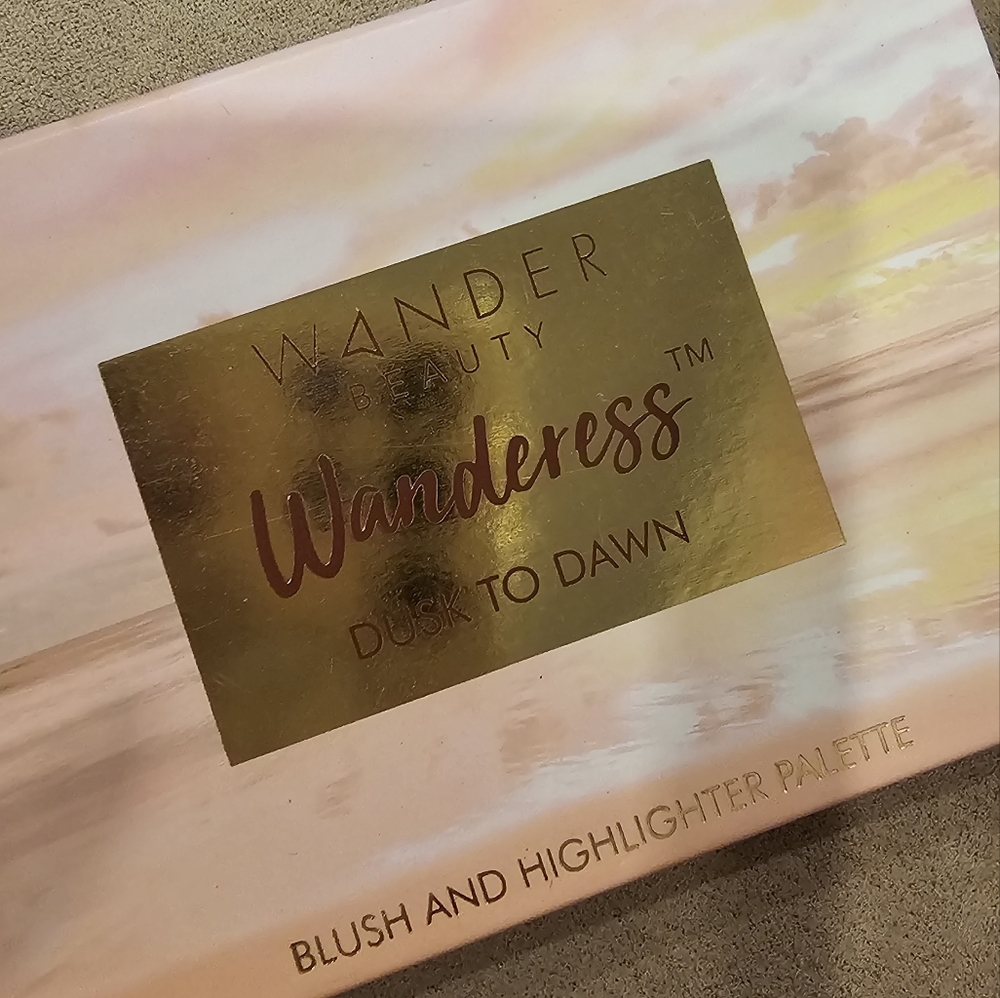 Wander Makeup blush and highlighter pallet